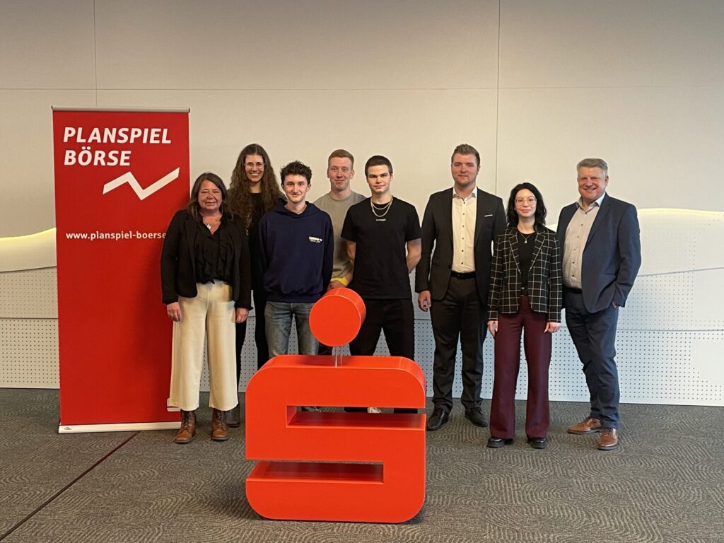 Von links: OStDin Petra Bieber, StRin Celine Schlaghaufer, Linus Werner, Hannes Hofmann, Elias Trabert und die Verantwortlichen der Sparkasse Bad Neustadt Pascal Sorgler, Jessica Ginkel und Klaus Grenzer.